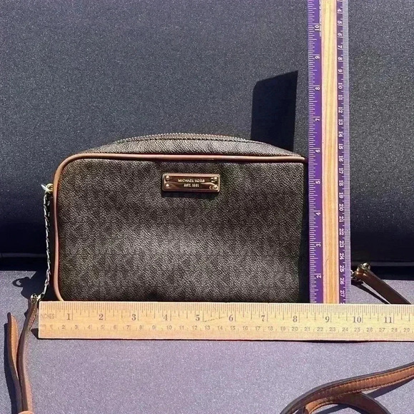 Michael Kors Crossbody EUC - Picture 5 of 6